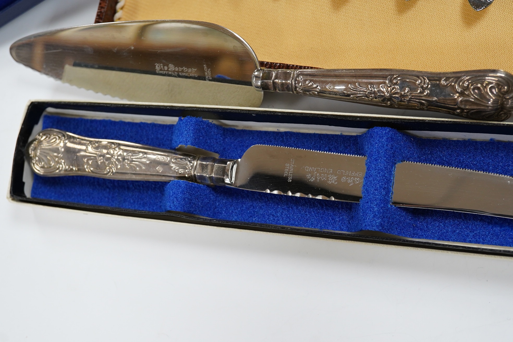 Sundry silver including a silver handled cake slice and similar bread knife, a cased set of six Italian 800 standard coffee spoons, a modern silver mounted desk calendar and an unusual 925 long olive spoon? with removabl